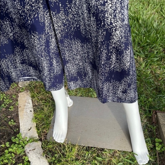 💋NWT Halston Flared Legs Tie Waist Print Scoop Neck Jumpsuit - Picture 10 of 13